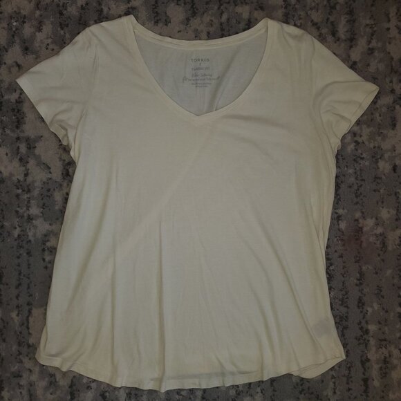 Torrid Premium White Classic-Fit V Neck T-Shirt Size 2 - Picture 2 of 9